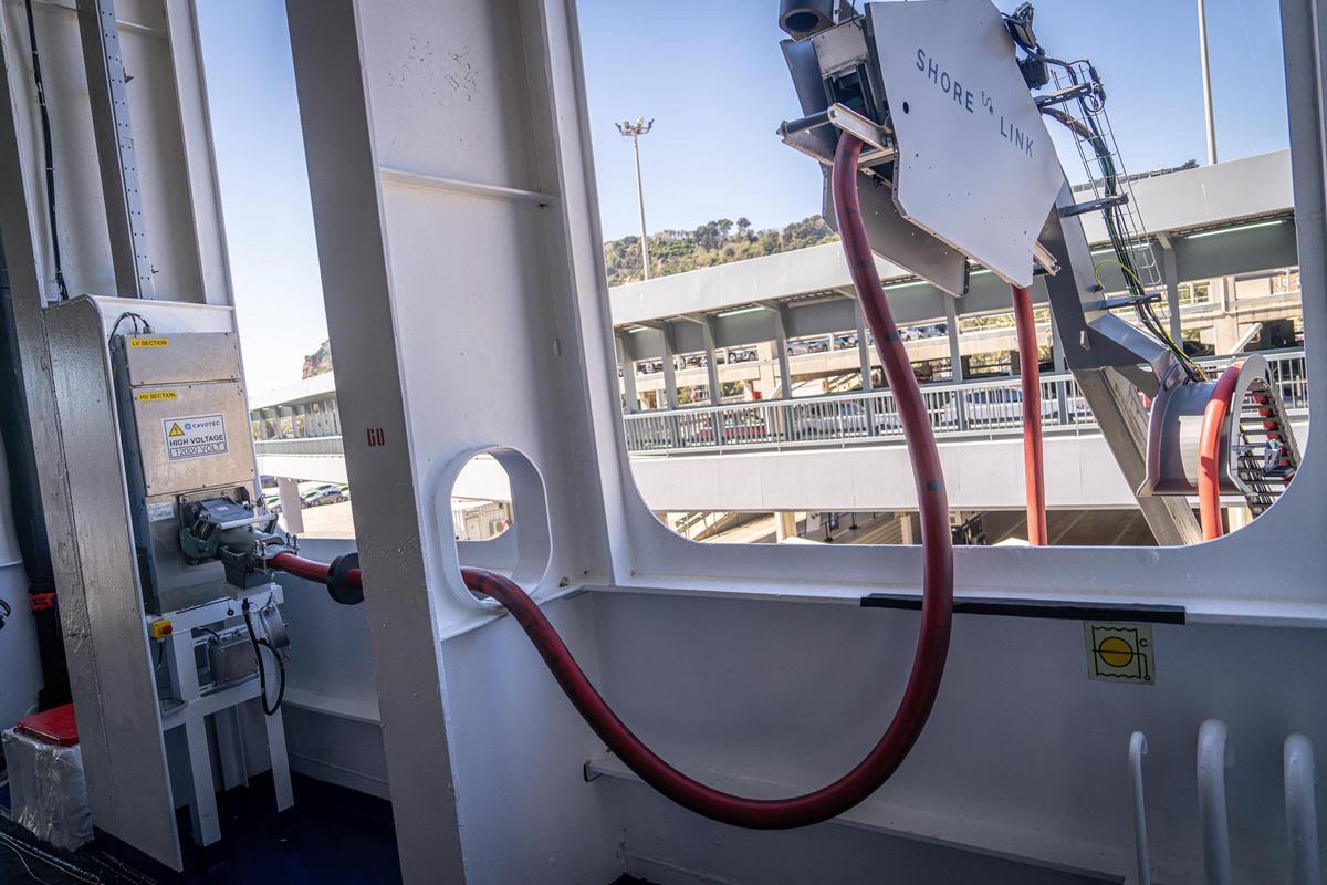 El Port de Barcelona estrena la conexión eléctrica de la terminal de ferris de Grimaldi