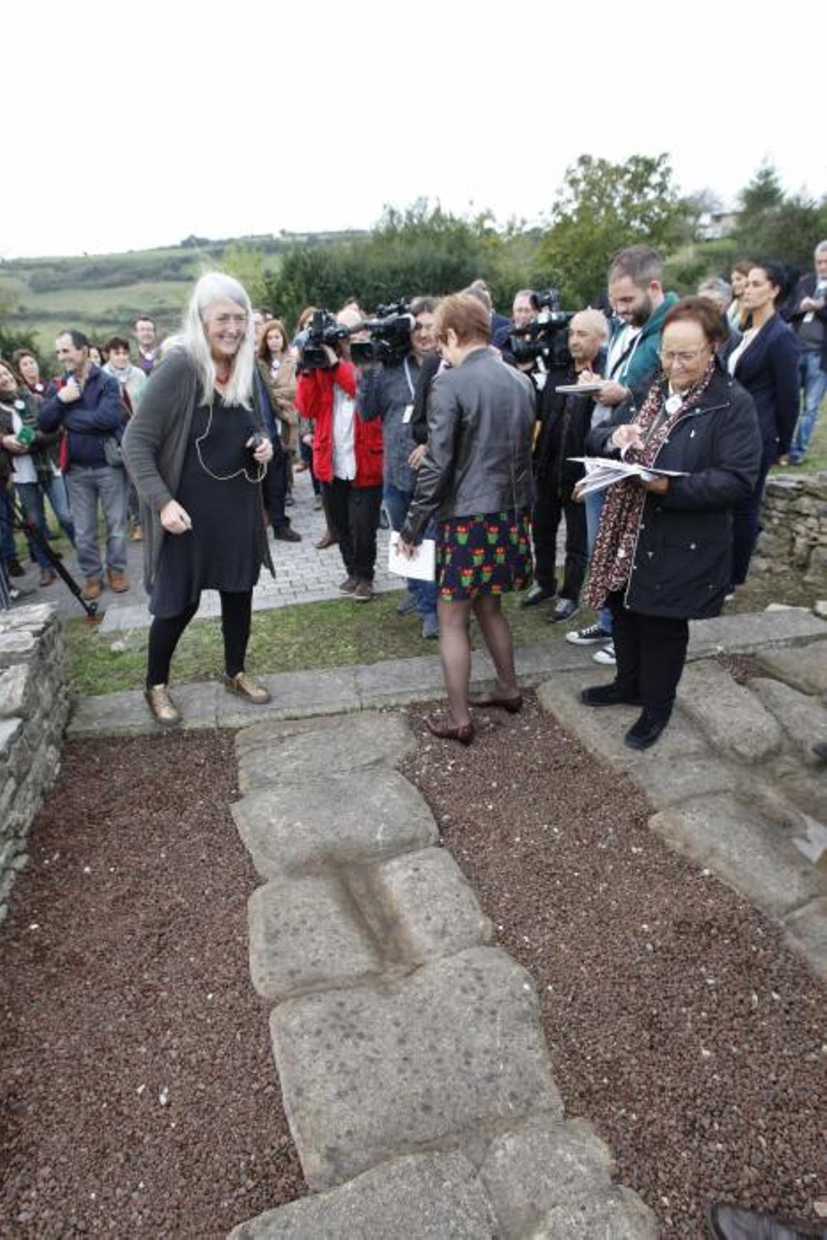 Mary Beard visitando la Villa Romana de Veranes Mary Beard visitando la Villa Romana de Veranes