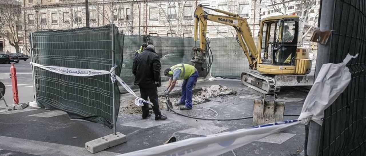 Una brigada de Emaya realiza una reparación en Avinguda d´Alemanya.