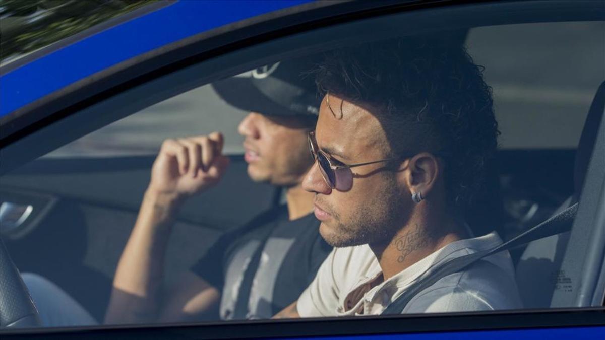 Neymar abandonando la Ciutat Esportiva para dirigirse al aeropuerto