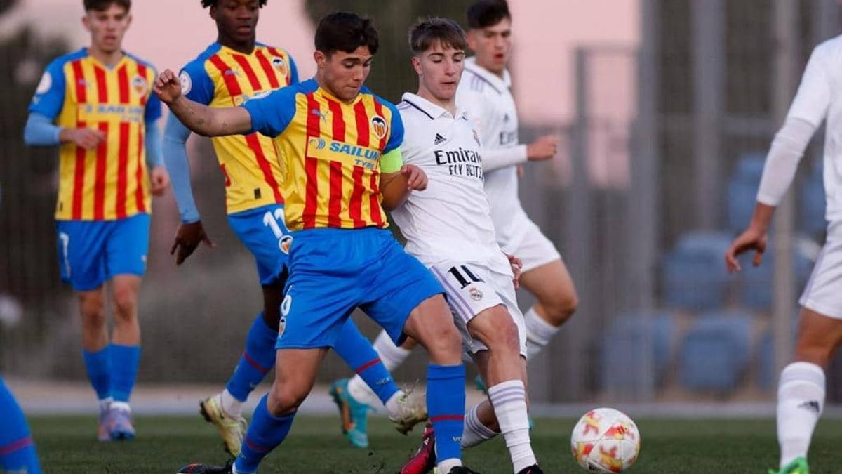 Javi Navarro en la disputa del balón