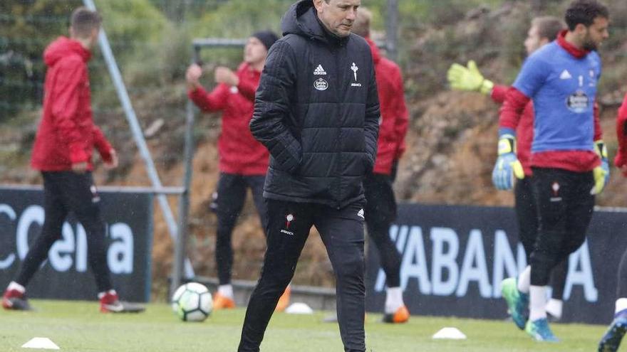 Juan Carlos Unzué, durante el entrenamiento celebrado ayer por el Celta en A Madroa. // Alba Villar