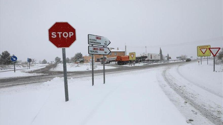 Dos carreteras permanecen cortadas tras las nevadas en Teruel