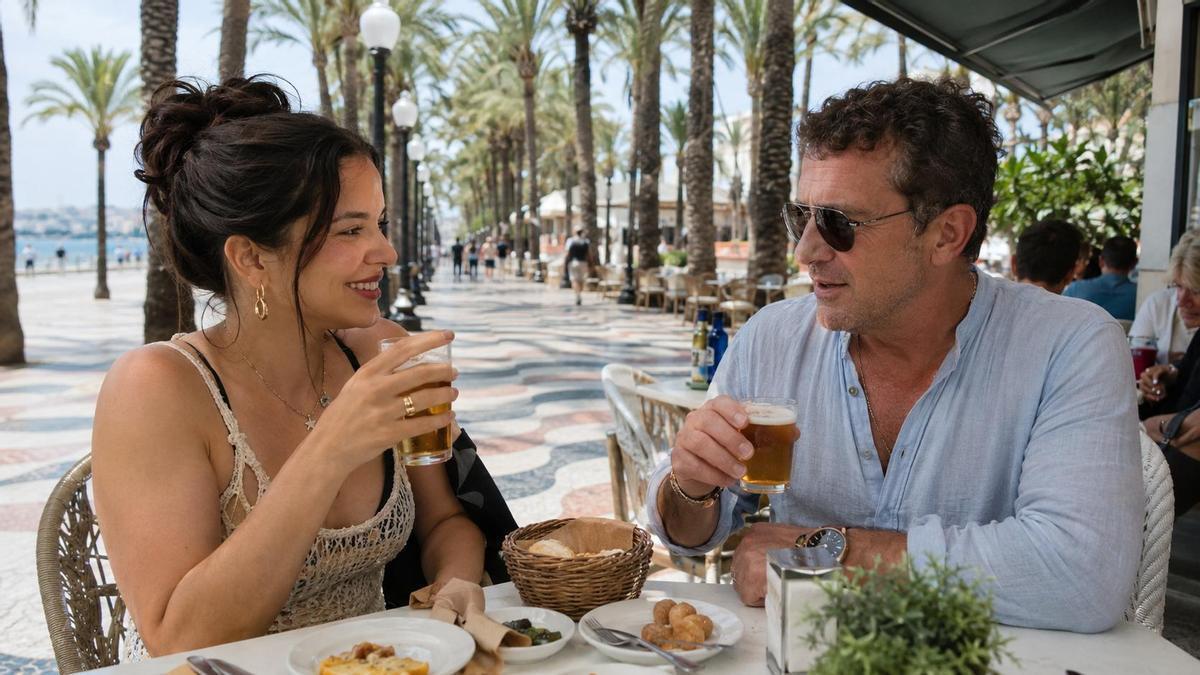 Rosalía y Antonio Banderas tomando unas cañas en la Explanada de Alicante en una imagen creada con inteligencia artificial.