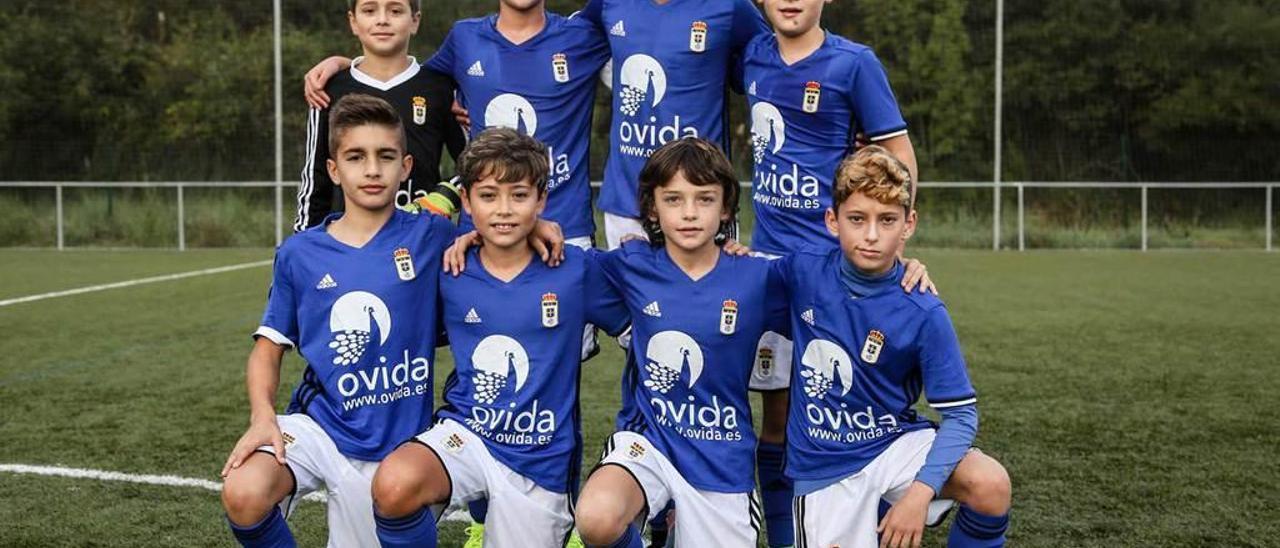 El conjunto alevín del Oviedo posa antes del inicio de un partido.