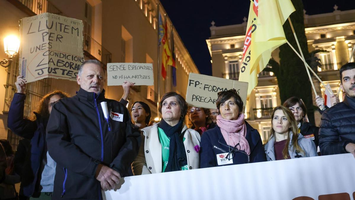 Protesta educativa en la plaza de Manises de València convocada por los sindicatos mayoritarios.