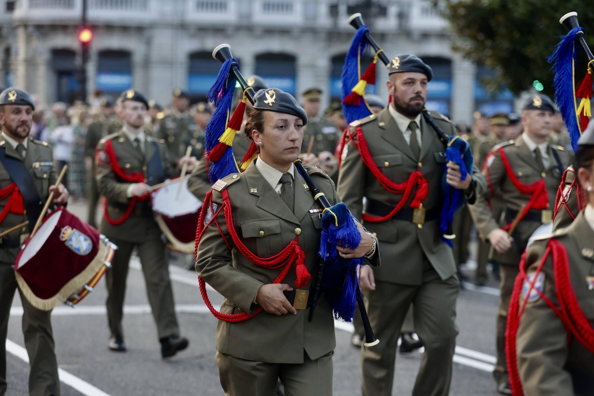 EN IMÁGENES: Así fue el izado de la bandera de España en la plaza de la Escandalera de Oviedo