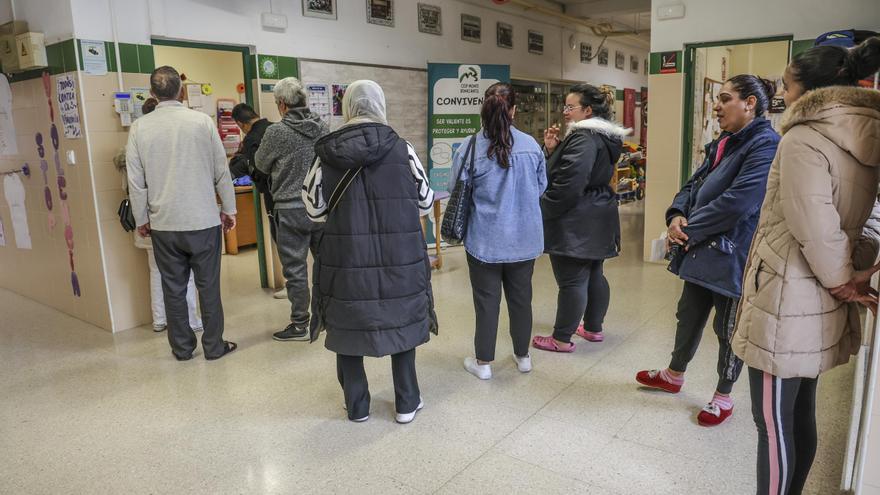 Madres y padres haciendo cola para elegir la lengua base de sus hijos durante la consulta en el colegio Benacantil de Alicante. / Pilar Cortés