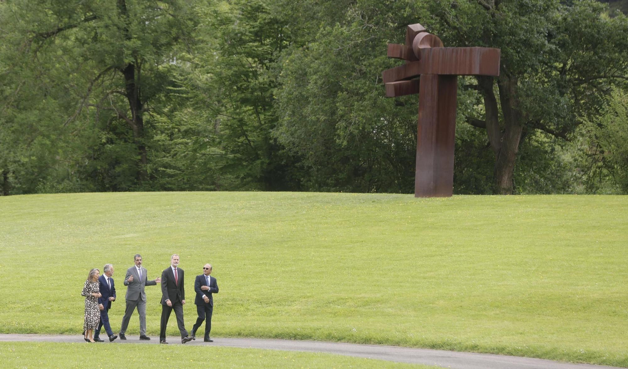 El rey Felipe VI, segundo, y Luis Chillida (delante), durante la inaguración del la exposición en Chillida Leku.