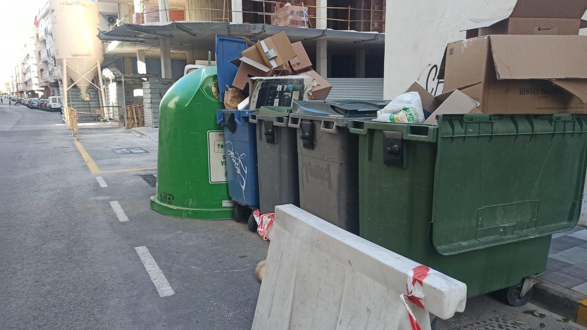 Unos contenedores en Torrevieja.