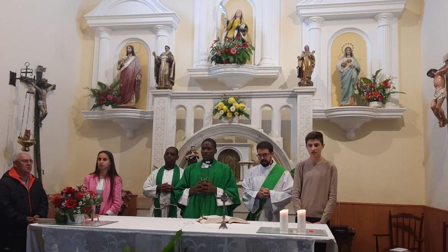 Principius y Kizito, en el centro, ofician su primera misa en la iglesia de Santa Eulalia, en Valer de Aliste. | Chany Sebastián