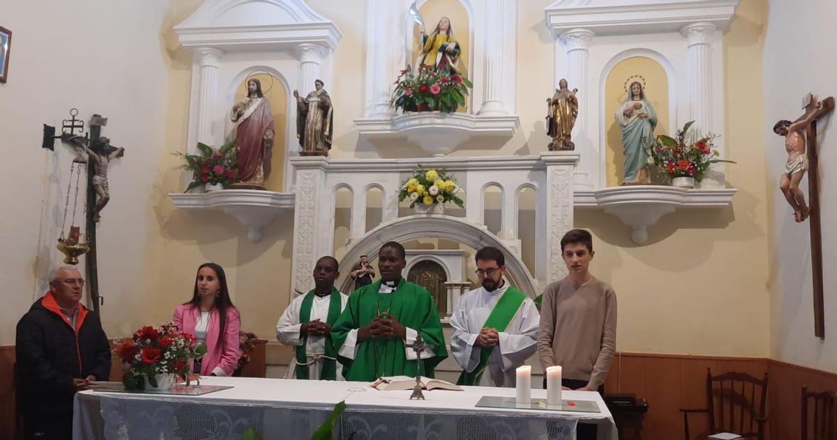 Principius y Kizito, en el centro, ofician su primera misa en la iglesia de Santa Eulalia, en Valer de Aliste. | Chany Sebastián