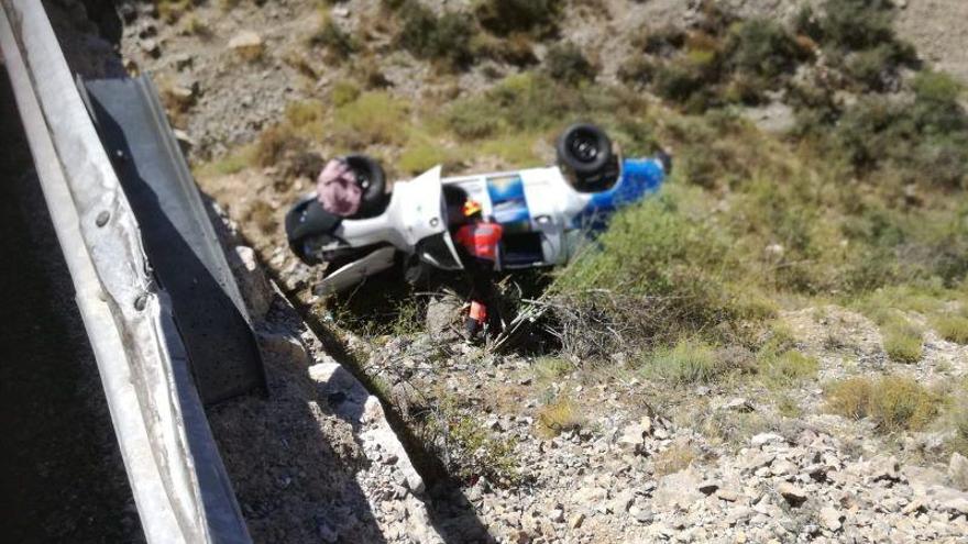 Los bomberos rescatan a un conductor atrapado en su vehículo cerca de Cedrillas