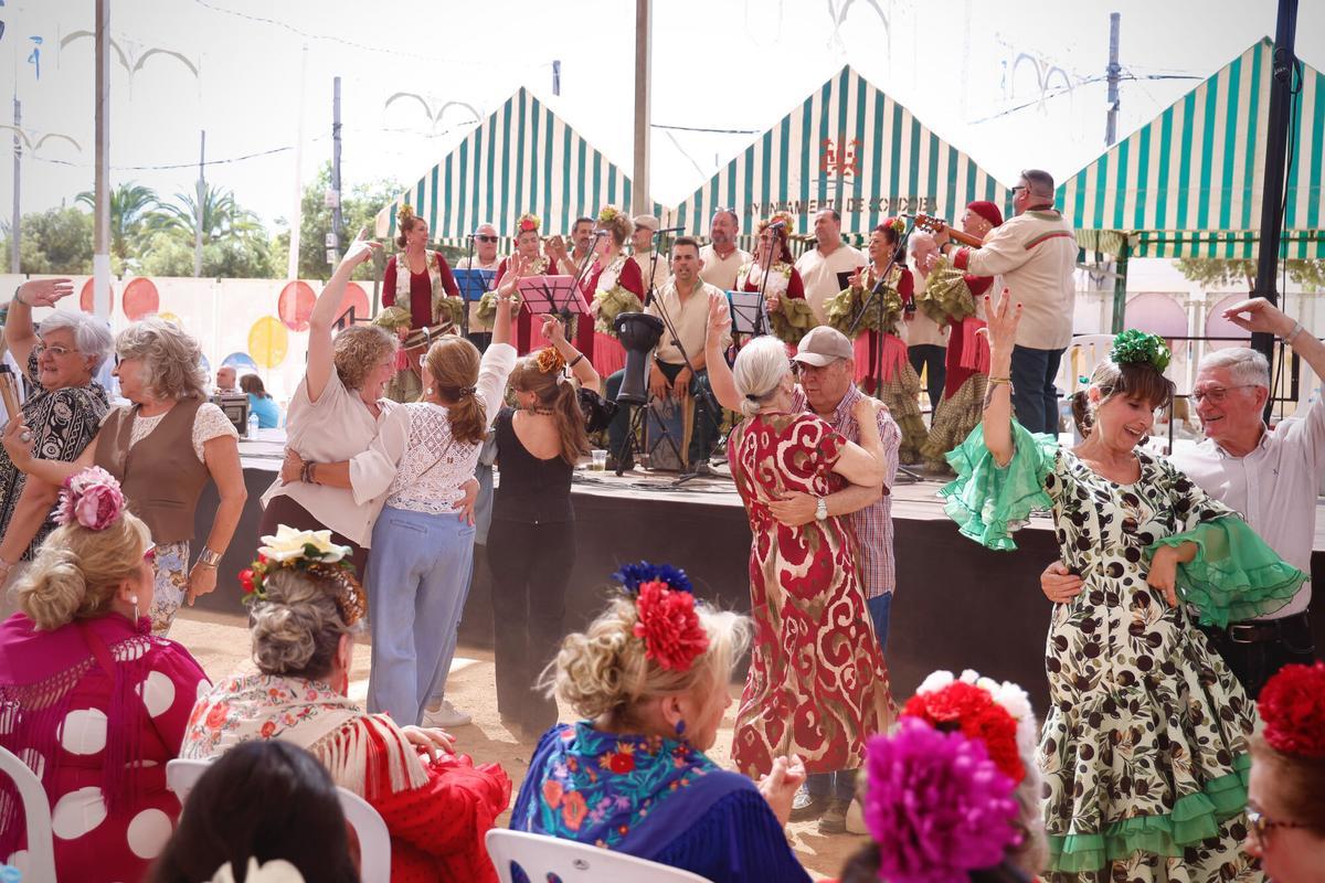 Feria de Nuestra Señora de la Salud 2025 Córdoba. Ambiente general coros en la caseta municipal