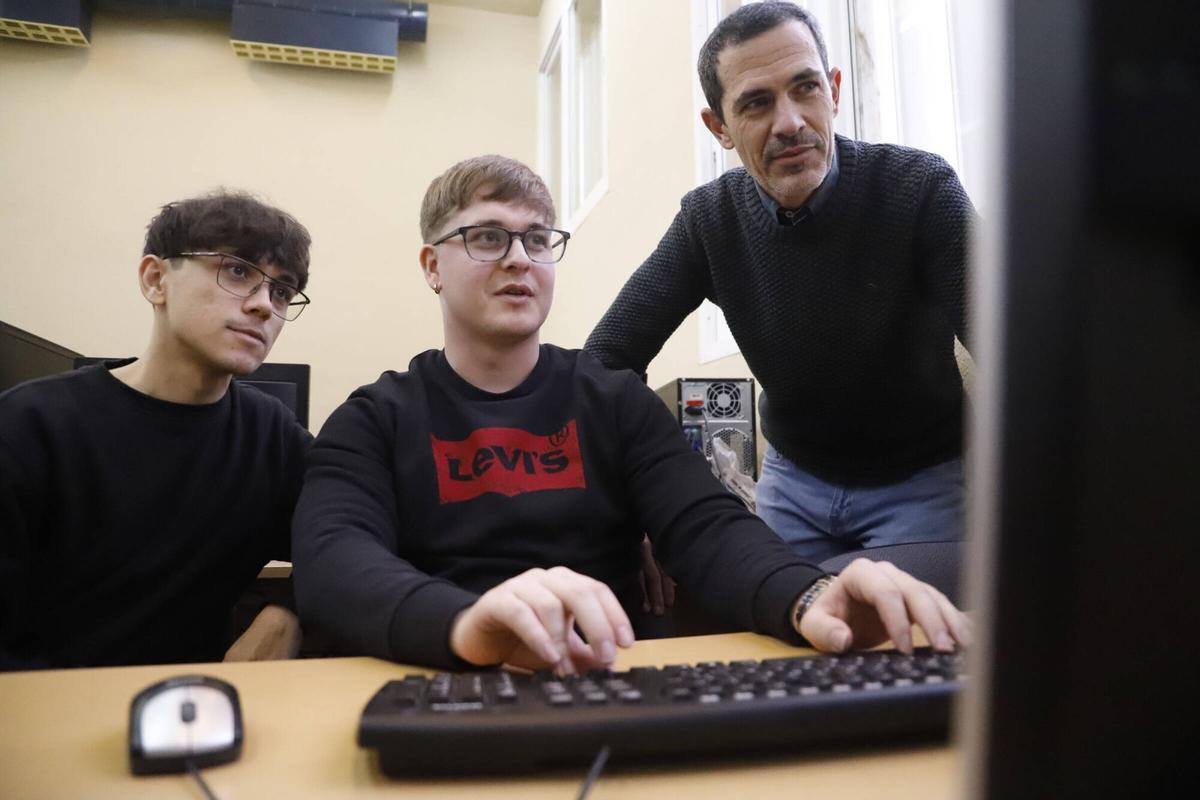 David Ramírez y Víctor Guinea junto a su profesor José Ángel.