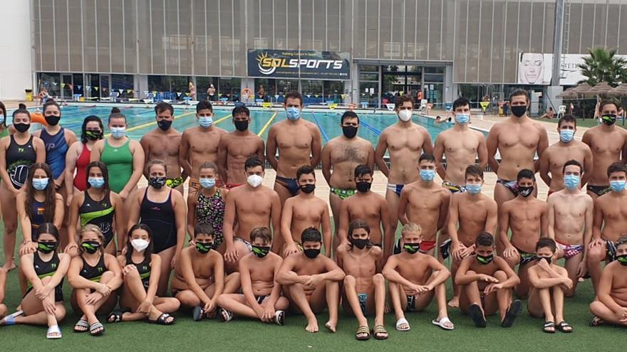 Deportistas del Club Waterpolo Málaga en las instalaciones