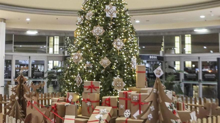 Decoración navideña en Los Prados. En la imagen superior, adornos navideños en el centro comercial. |  | PABLO SOLARES