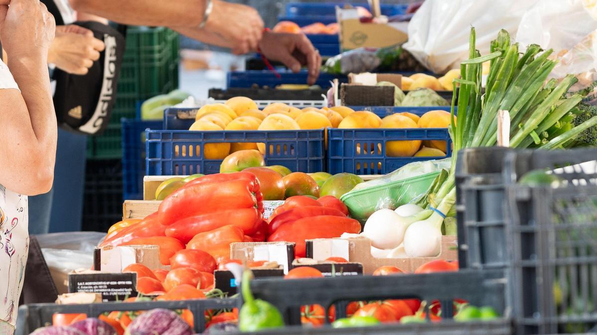 Venta de frutas y verduras en el mercado de Enguera.