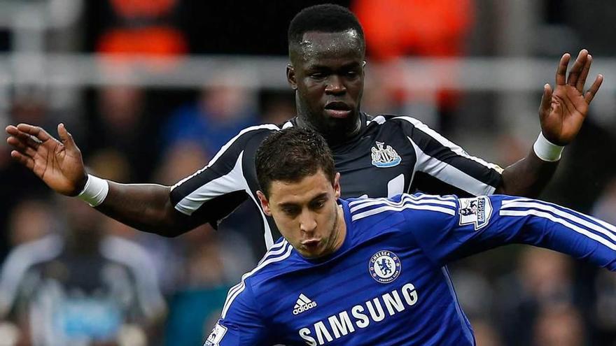 Tioté presiona al atacante del Chelsea Hazard.