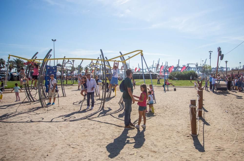 Ambiente festivo en la Marina y las playas por el Día del Pilar