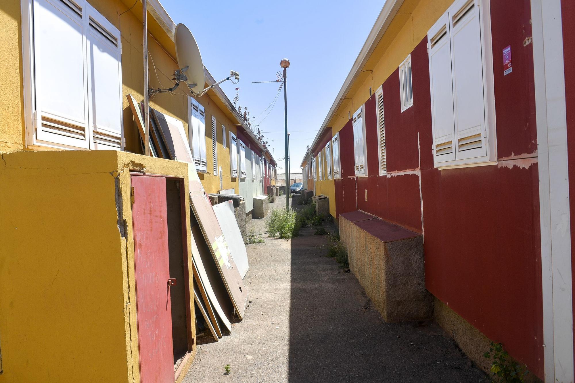 Barracones donde viven las 42 familias de El Matorral.