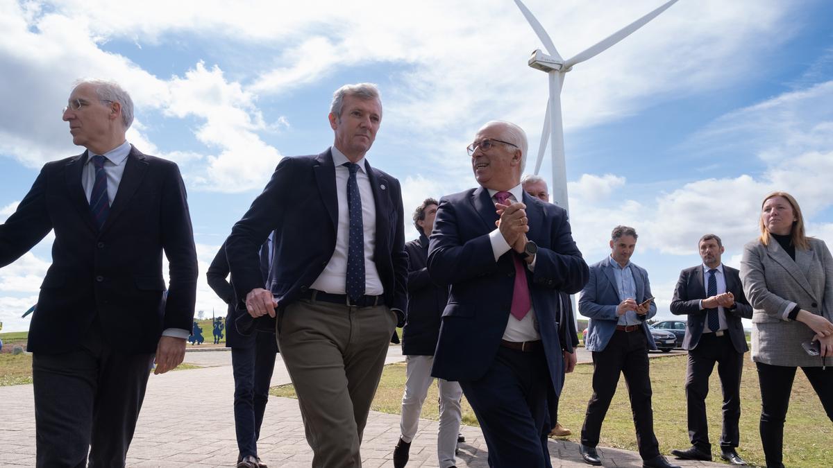 Alfonso Rueda, acompañado del vicepresidente primeiro e conselleiro de Economía, Industria e Innovación, Francisco Conde, visita el parque eólico experimental de Sotavento