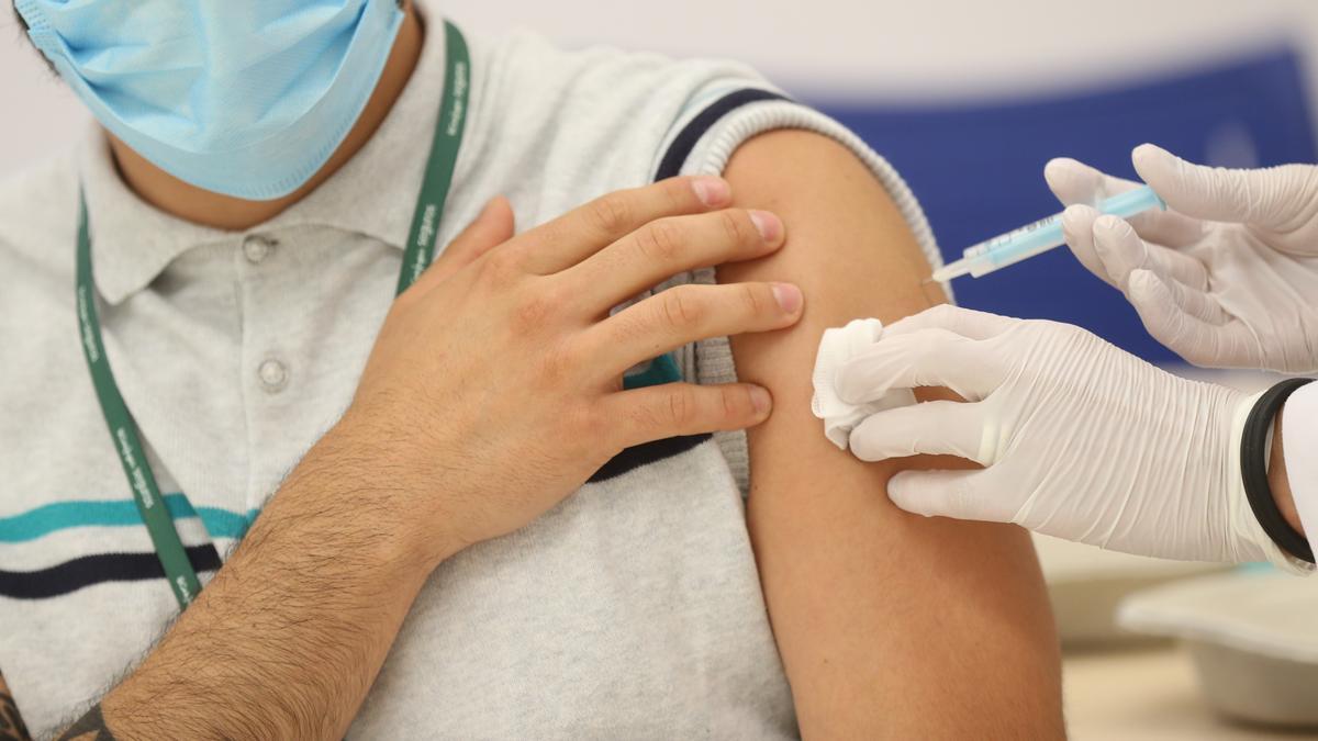 Un hombre recibe la vacuna contra el COVID.