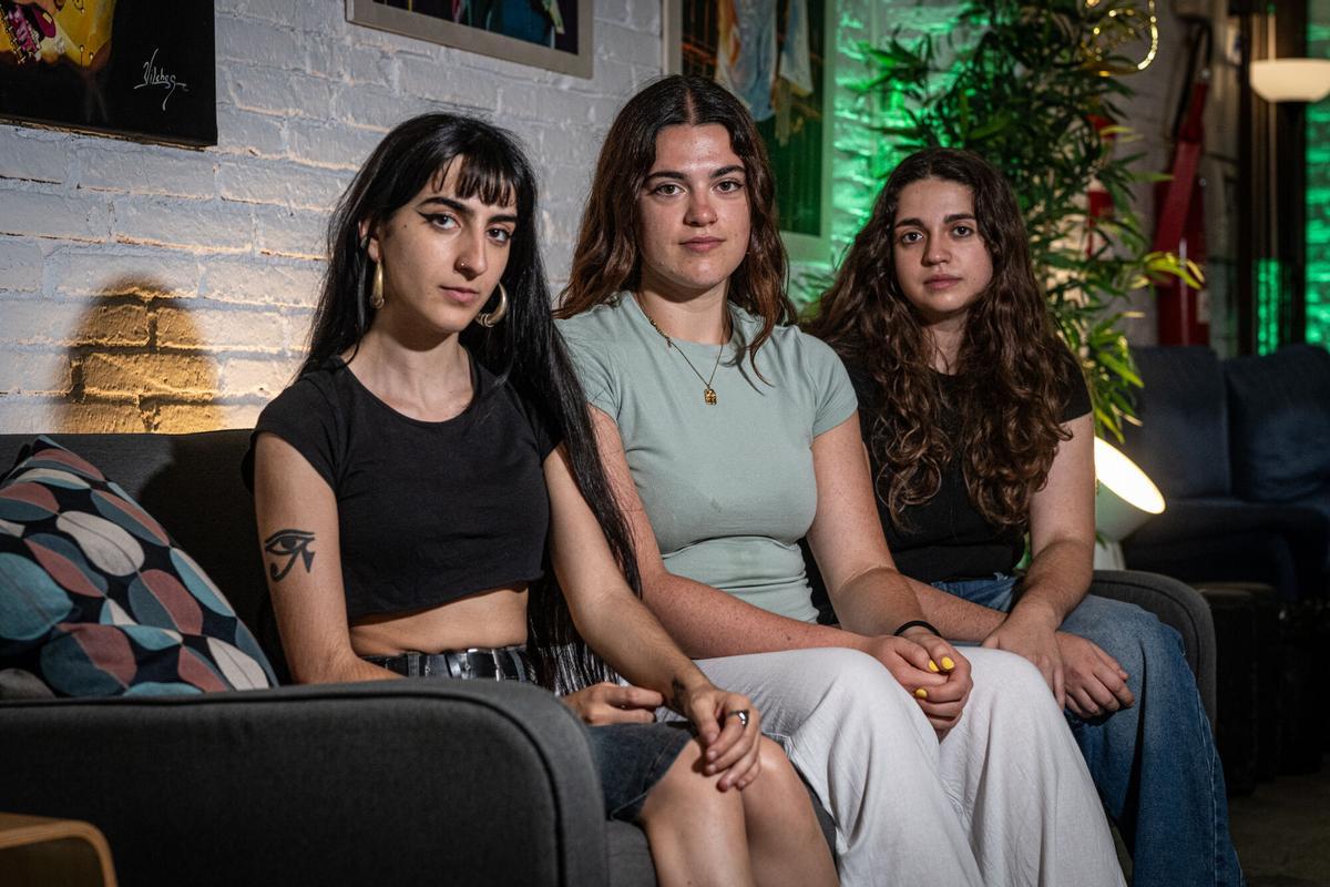 Retrato de Elba, Raquel y Laia, integrantes del Punt Lila de la escuela de música Jam Session y responsables de los protocolos de prevención y actuación ante situaciones de violencia y acoso, a 25 de junio de 2026. Cultura. AUTOR: MANU MITRU | EPC