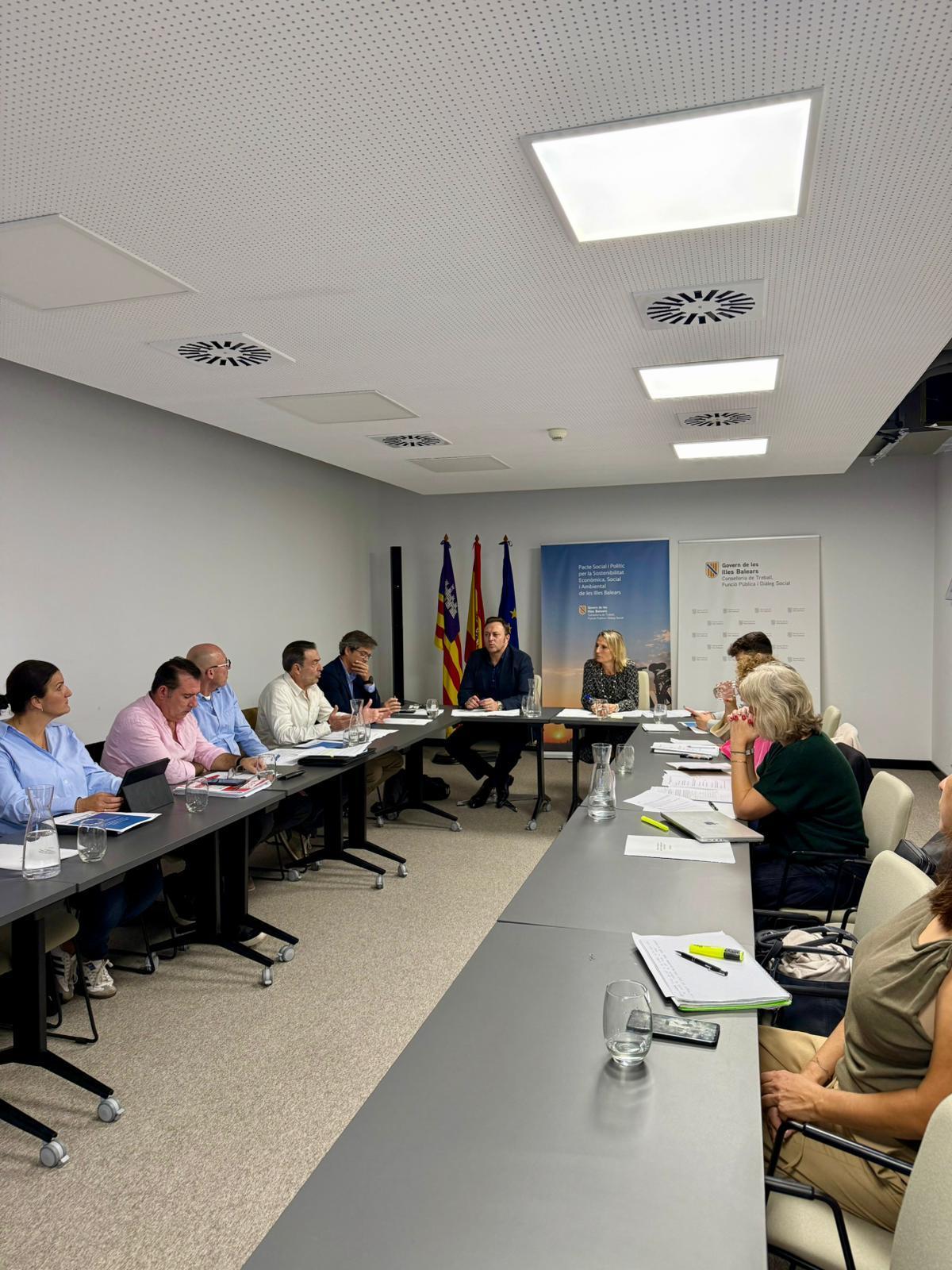 Patronales y sindicatos reunidos con la consellera de Trabajo, Catalina Cabrer.