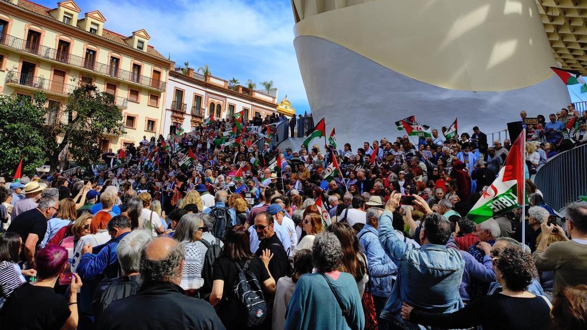 Sevilla pide la paz en Irán, Palestina y el Sáhara Ociddental desde las Setas