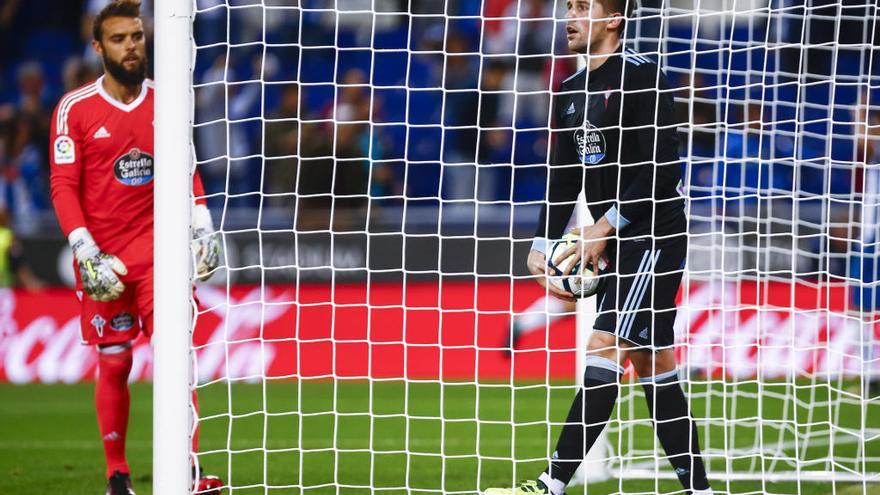 Sergio y Fontás se lamentan tras uno de los goles del Espanyol // EFE