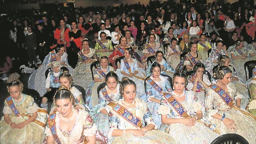 Falleros y vecinos se citan en el Llar Fallero para saber el fallo del jurado