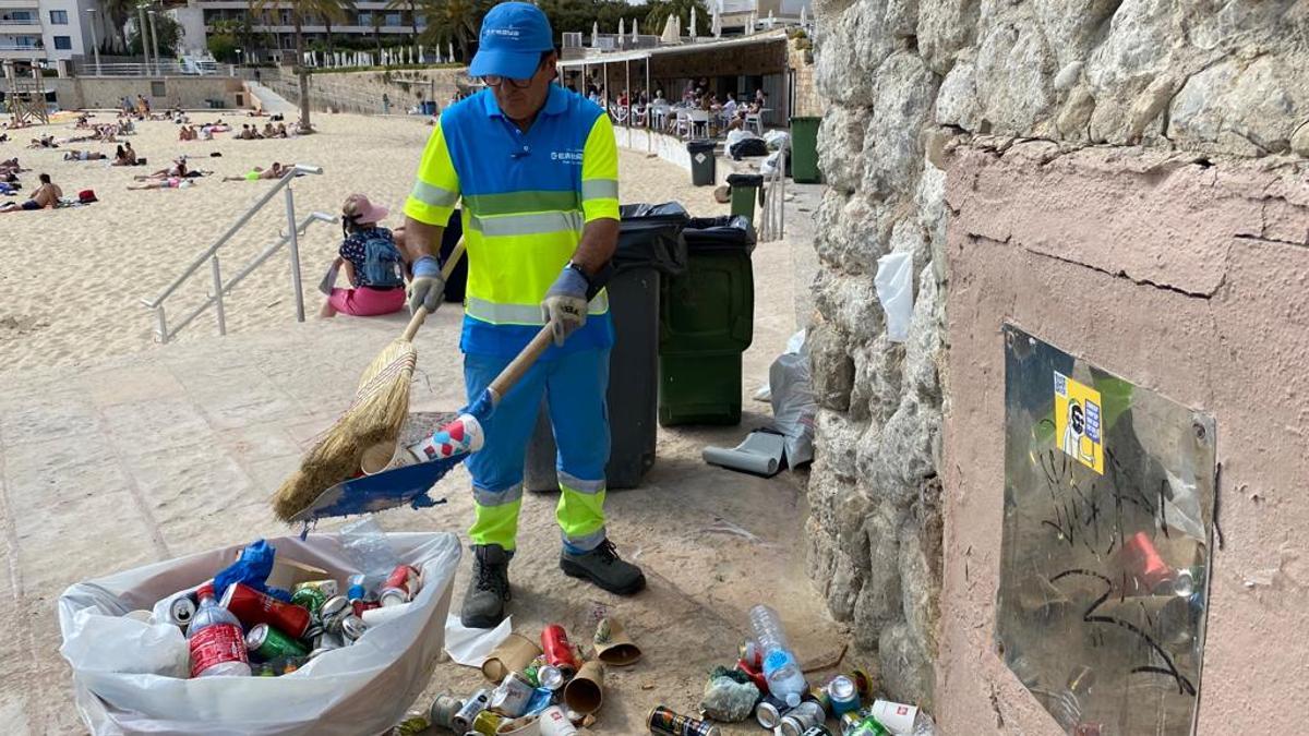 Un operario de Emaya limpiando la playa de Cala Major a cuenta del concesionario.