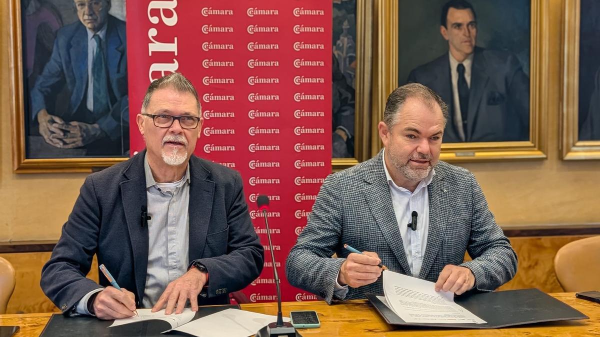 Por la izquierda, Armando Fernández Natal y Carlos Paniceres durante la firma del convenio.