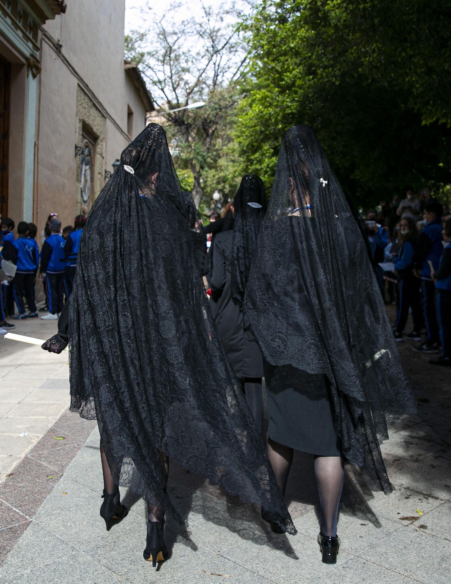 Alumnos de 3 a 16 años del colegio Jesús-María de Villafranqueza sacan seis tronos en procesión
