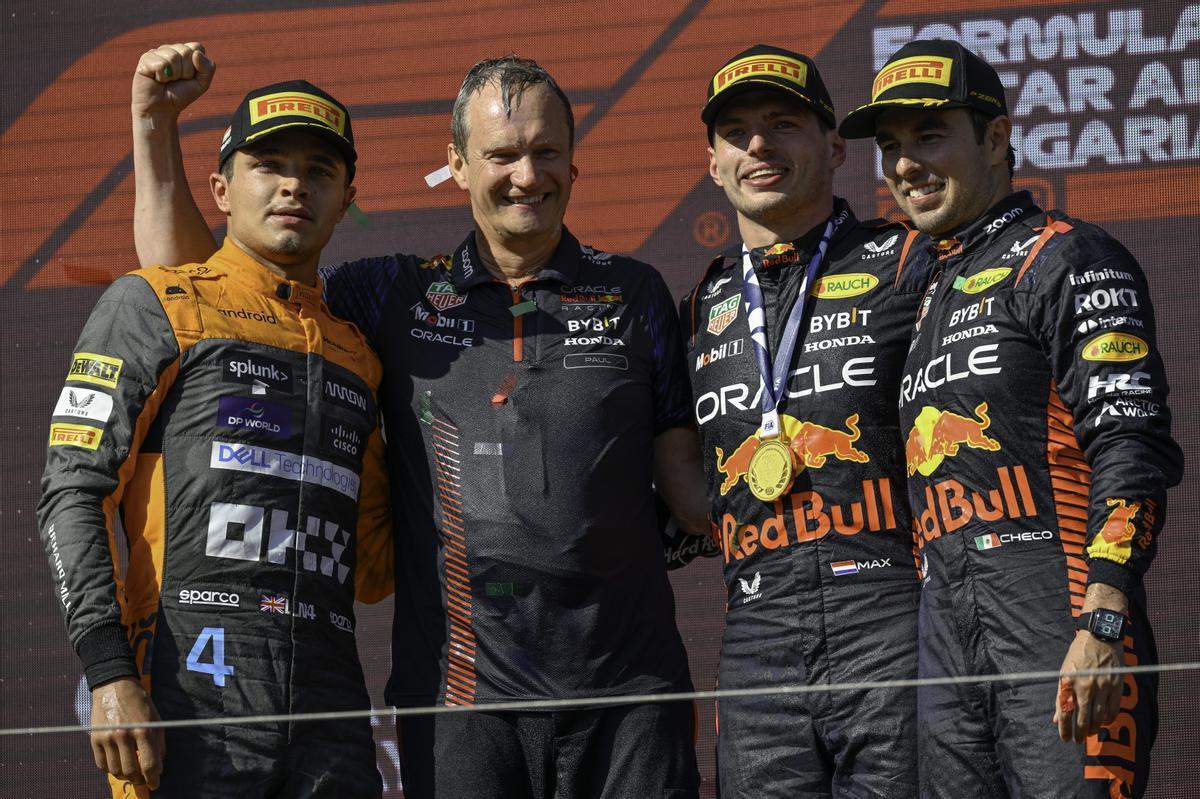 Mogyorod (Hungary), 23/07/2023.- Winner Red Bull driver Max Verstappen of the Netherlands (2ND-R), second placed McLaren driver Lando Norris of Britain (L) and third placed Red Bull driver Sergio Perez of Mexico (R) and Chief Engineer of Red Bull Paul Monagham celebrate on the podium for the Hungarian Formula One Grand Prix at the Hungaroring circuit, in Mogyorod, near Budapest, Hungary, 23 July 2023. (Fórmula Uno, Hungría, Países Bajos; Holanda, Reino Unido) EFE/EPA/Zsolt Czegledi HUNGARY OUT