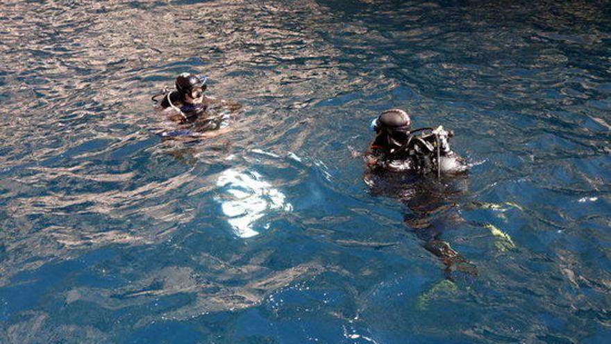 Dos submarinistes abans de capbussar-se i iniciar una immersió a les illes Medes