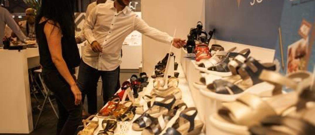 Las empresas de calzado se resisten a la venta online