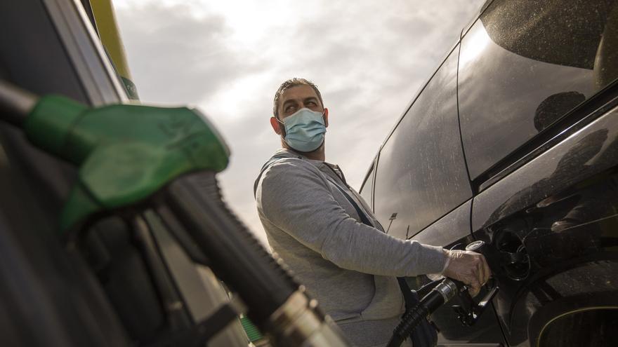 Desde este viernes, los combustibles, 20 céntimos menos para todos