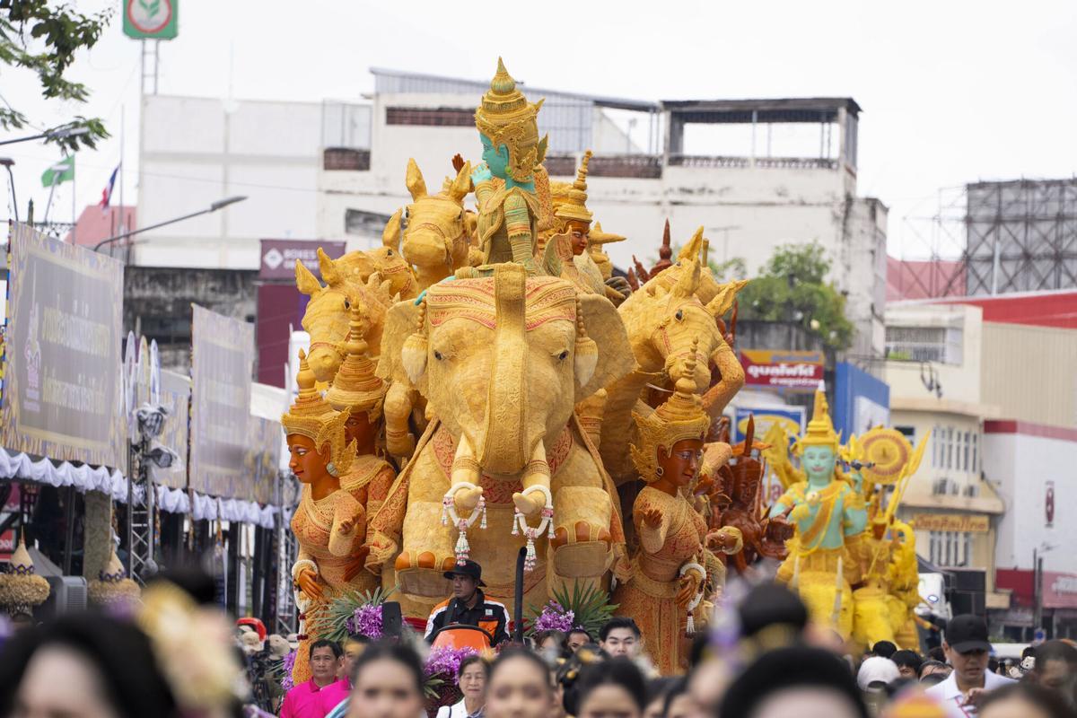 Foto de archivo tomada el 29 de julio de grandes carrozas con figuras de animales míticos y símbolos del budismo se exhiben durante el Festival de las Velas de Ubon Ratchathani.