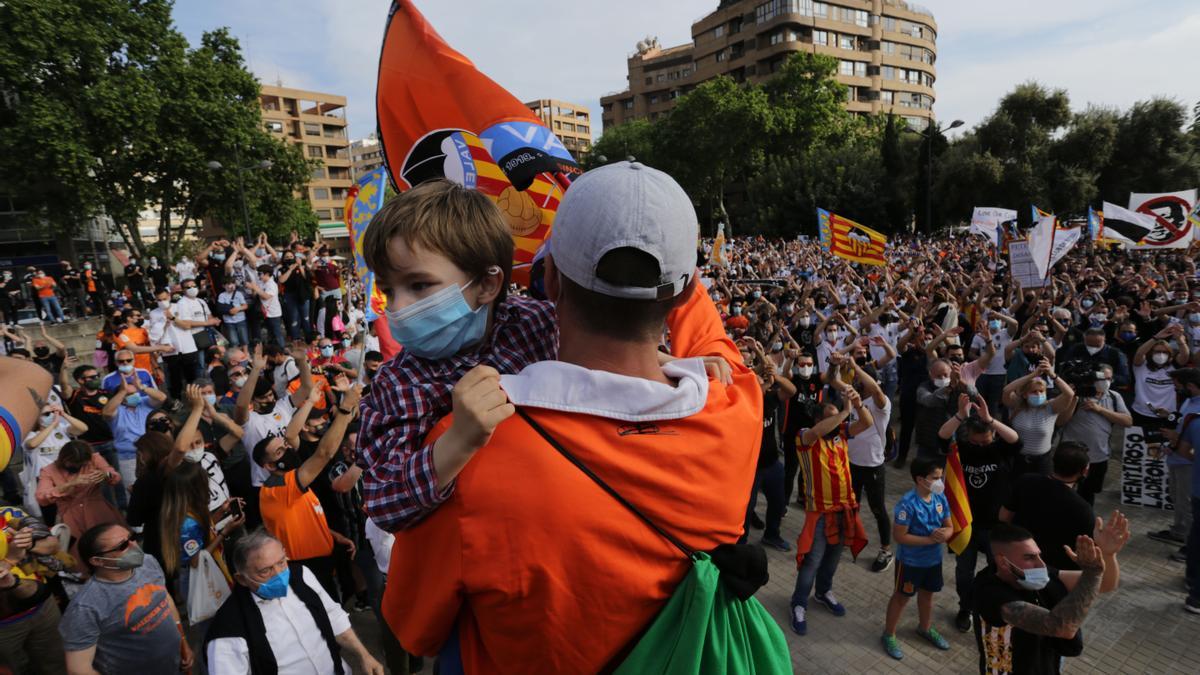 Las imágenes de la marcha de la afición valencianista contra Lim