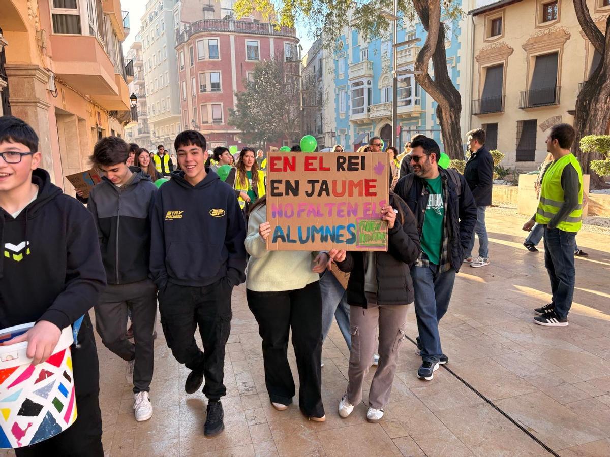 Alumnos del IES Jaume que han participado esta mañana en la huelga educativa.