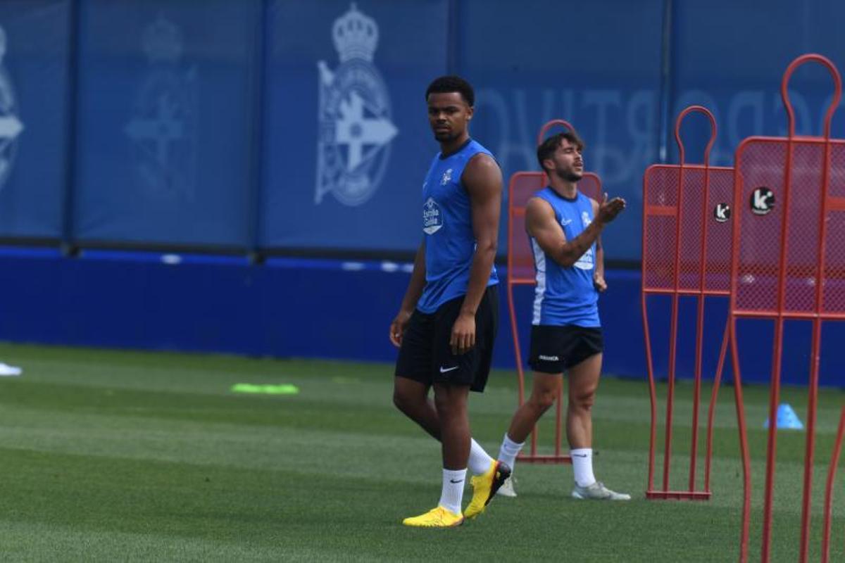 El Deportivo regresa al trabajo en Abegondo: primeras imágenes sobre el césped con los nuevos fichajes