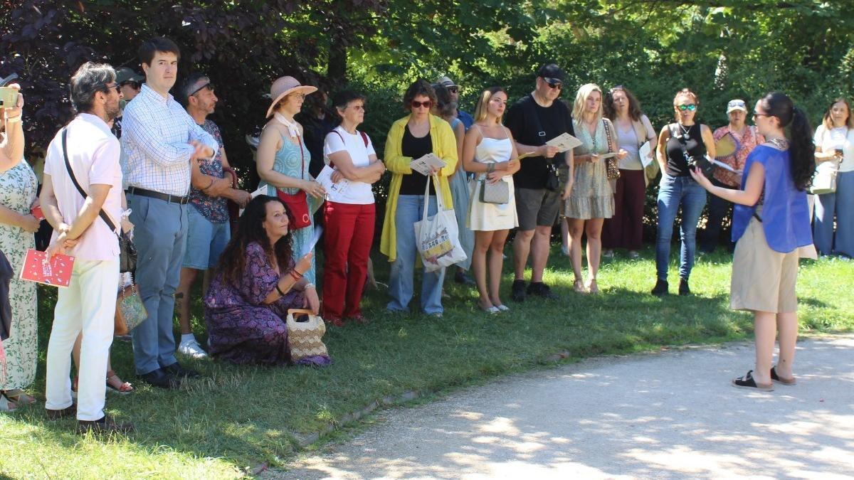 Una de las intérpretes de 'Lectura en movimiento' habla sobre Antonio Machado en una de las paradas de la ruta, junto al Monumento a Benito Pérez Galdós.
