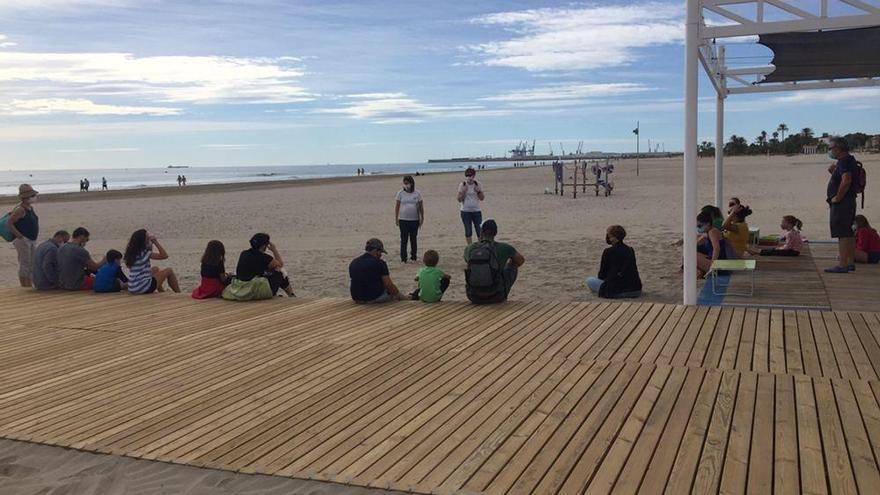 Medio centenar de personas limpian la playa del Gurugú de Castelló por el Día Marítimo Mundial