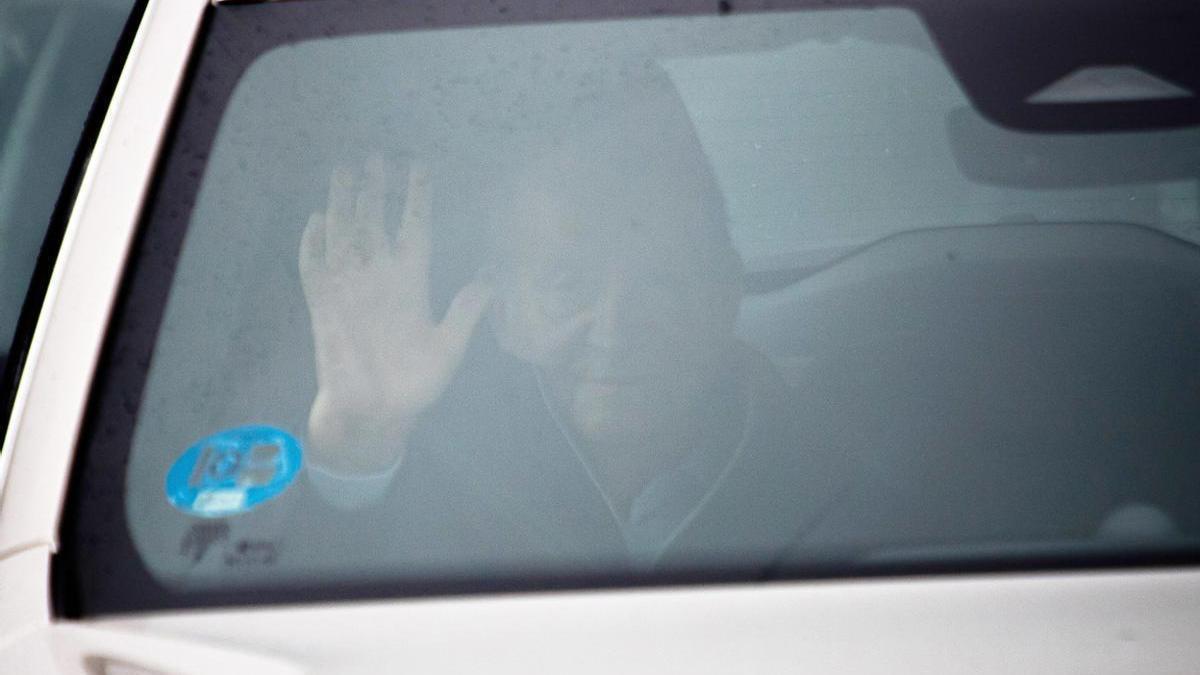 El rey emérito Juan Carlos I tras su llegada hoy al aeropuerto de Vigo.