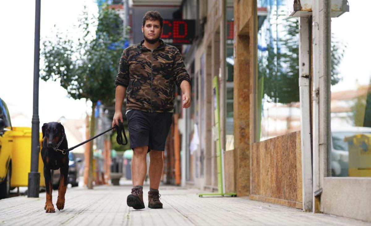 Javier Cabalar, paseando por A Estrada con su doberman. | BERNABÉ