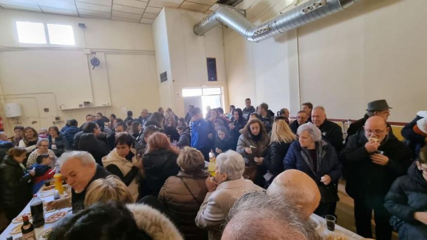 El vermut del domingo reunió a numerosos vecinos. |