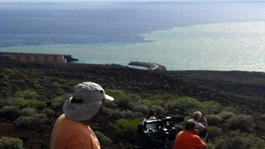 La mancha de El Hierro toca tierra en La Restinga.