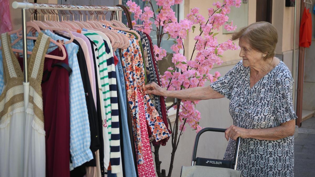 Una vecina de Torrent comprando en la nueva edición de 'Comerç al Carrer'.
